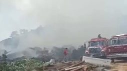 Humareda densa sobre el vertedero municipal de Las Terrenas, Samaná, durante un incendio