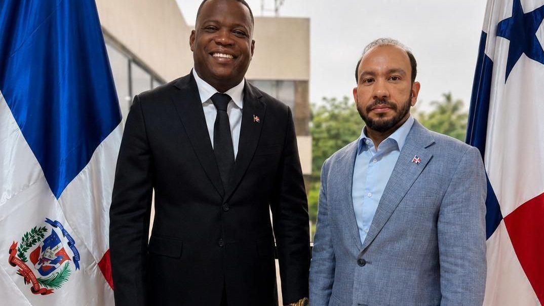 Robert Martínez durante su juramentación como vicecónsul dominicano en Panamá junto al cónsul general Guillermo Gómez Canaán