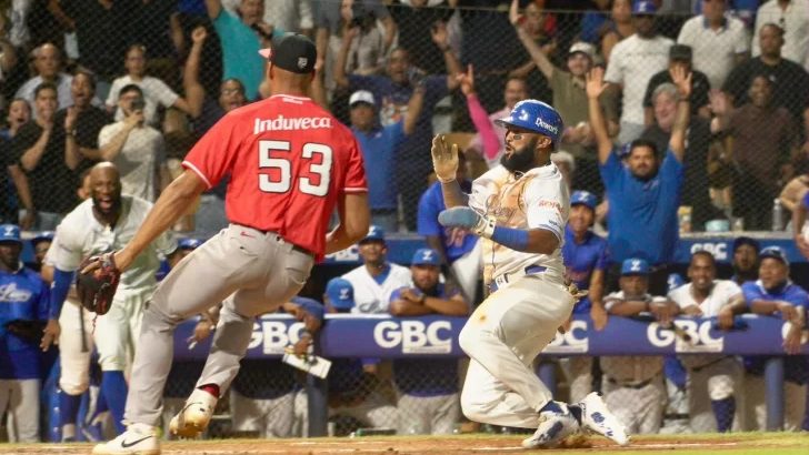 Jugadores del Licey celebran victoria número 500 sobre el Escogido en entradas extras durante la temporada LIDOM 2026-2027