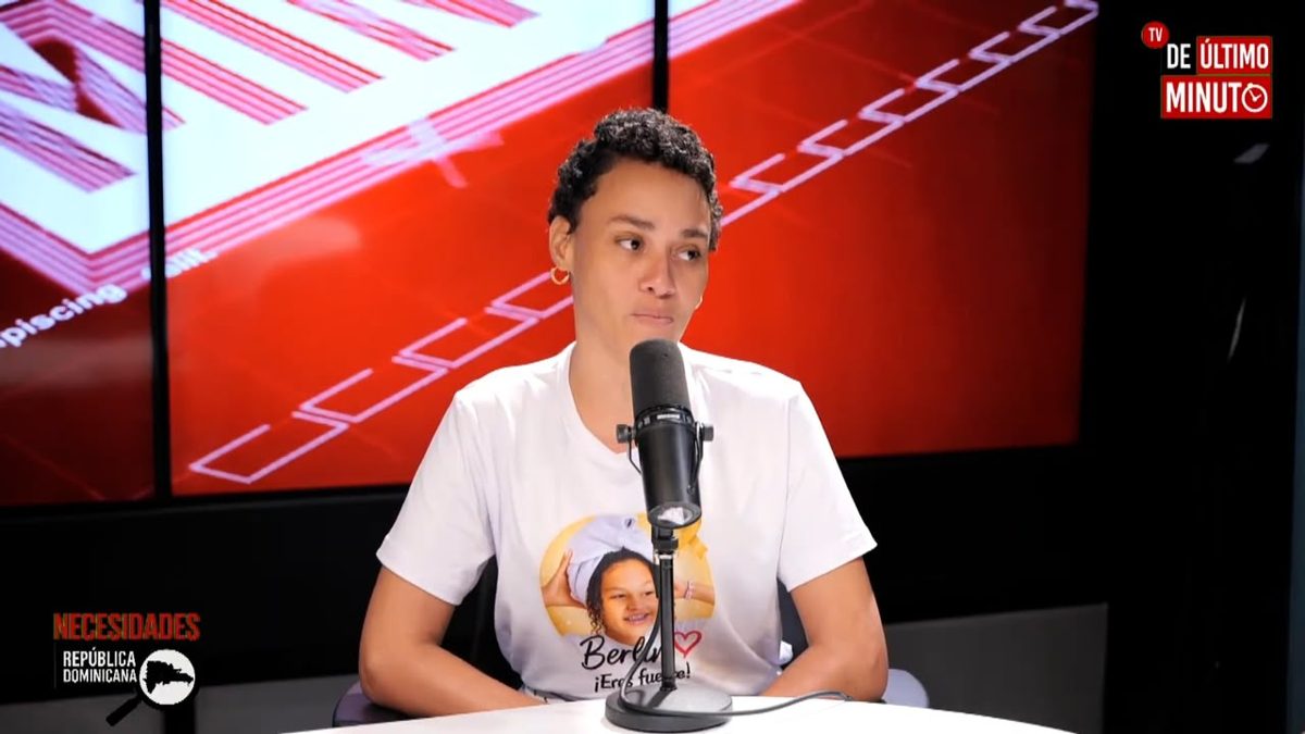 Karina Castro, madre de Berlín de León Castro, adolescente de 14 años con leucemia, llorando durante entrevista en programa Necesidades RD