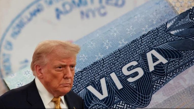 Funcionario del Departamento de Estado de EE.UU. revisando documentos de visas en Washington