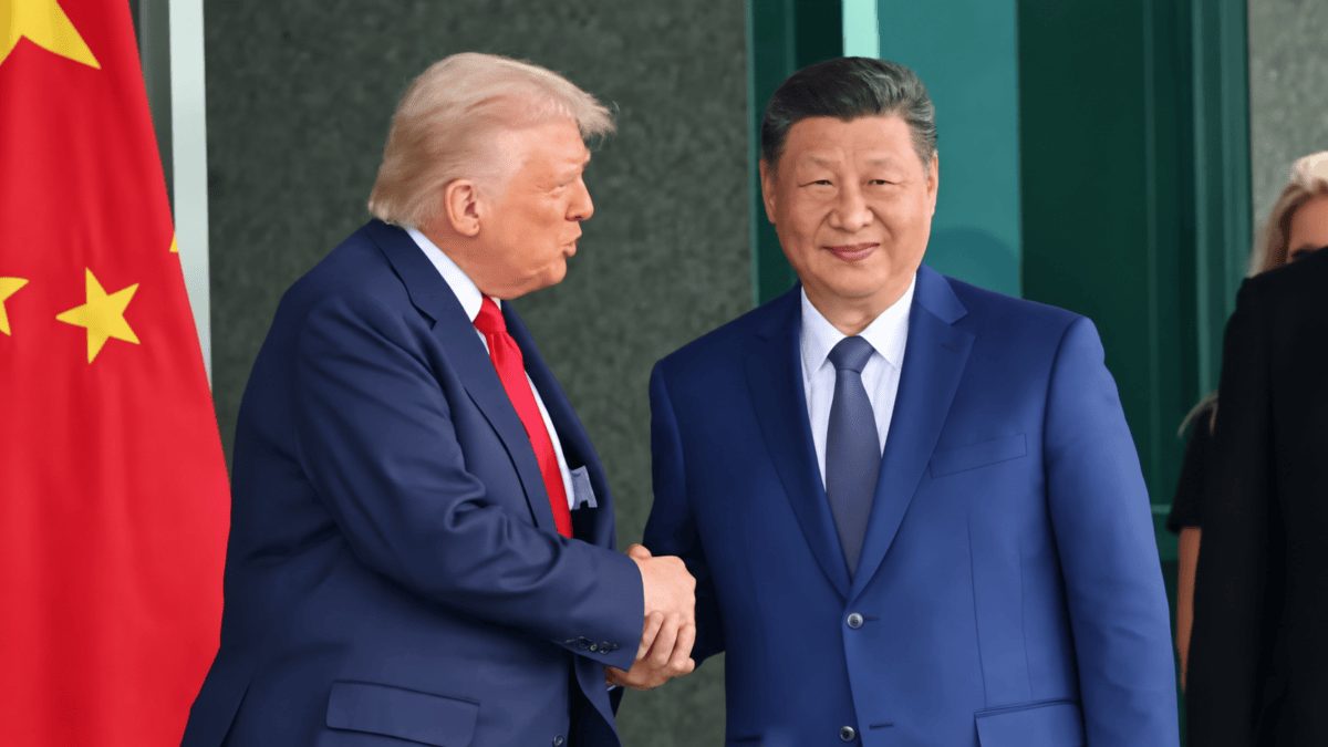 Donald Trump y Xi Jinping en reunión bilateral con banderas de Estados Unidos y China al fondo