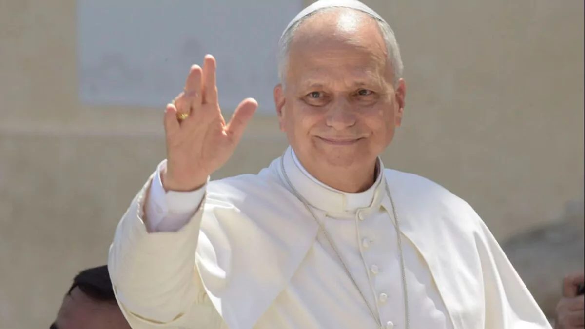 Papa León XIV saluda a fieles desde una ventana del Vaticano, con la plaza de San Pedro al fondo