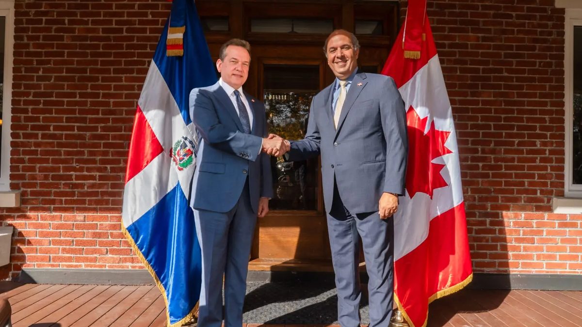 Canciller dominicano Víctor Ito Bisonó a su llegada a Canadá en visita oficial diplomática
