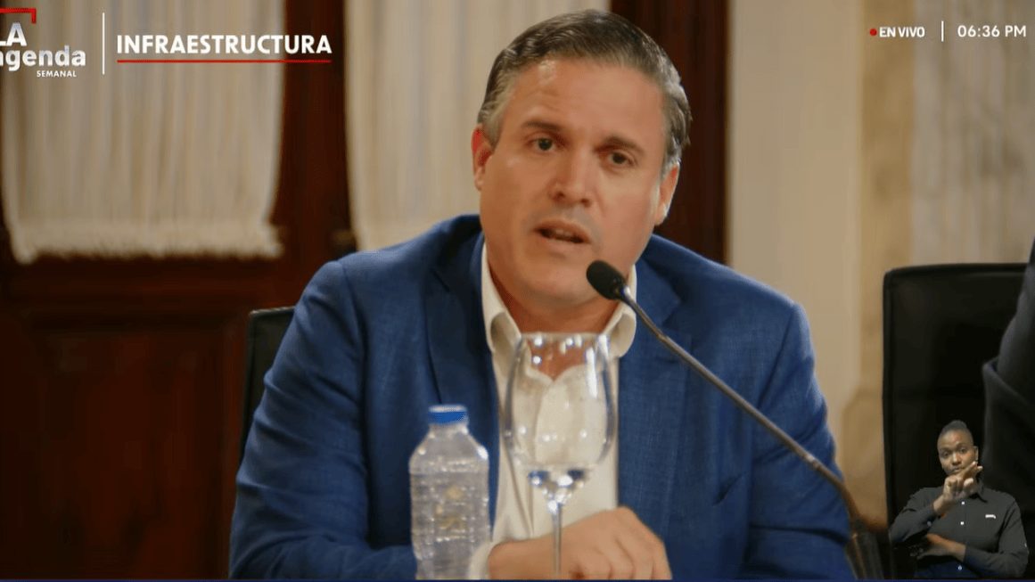 Ministro Jean Luis Rodríguez presentando balance de obras del MIVHED durante seis años de gestión de Abinader