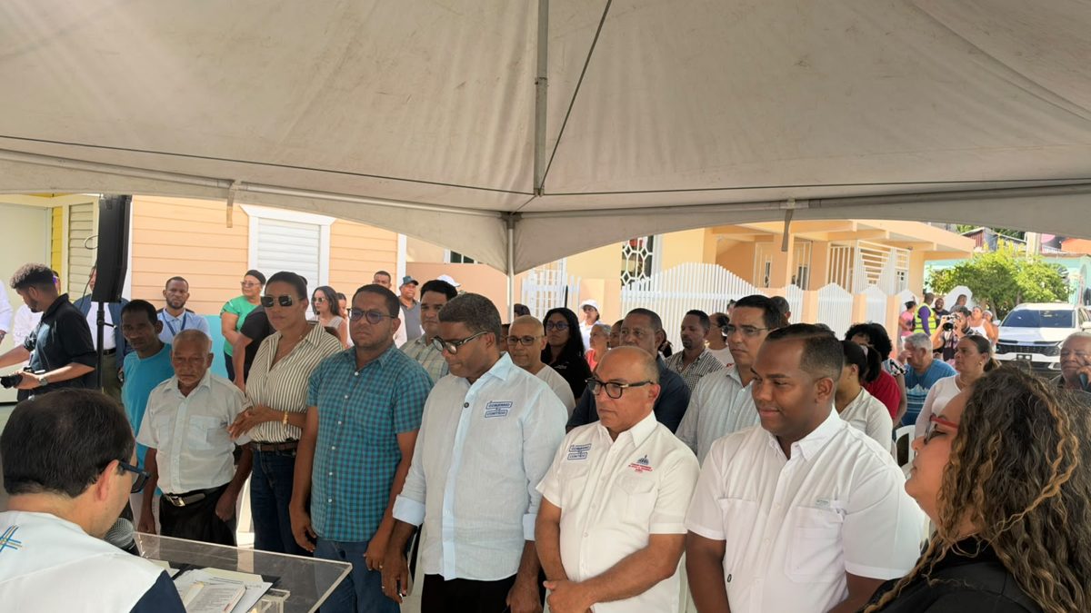 Director del PROPEEP entrega llaves de viviendas nuevas a familias en Sánchez, Samaná
