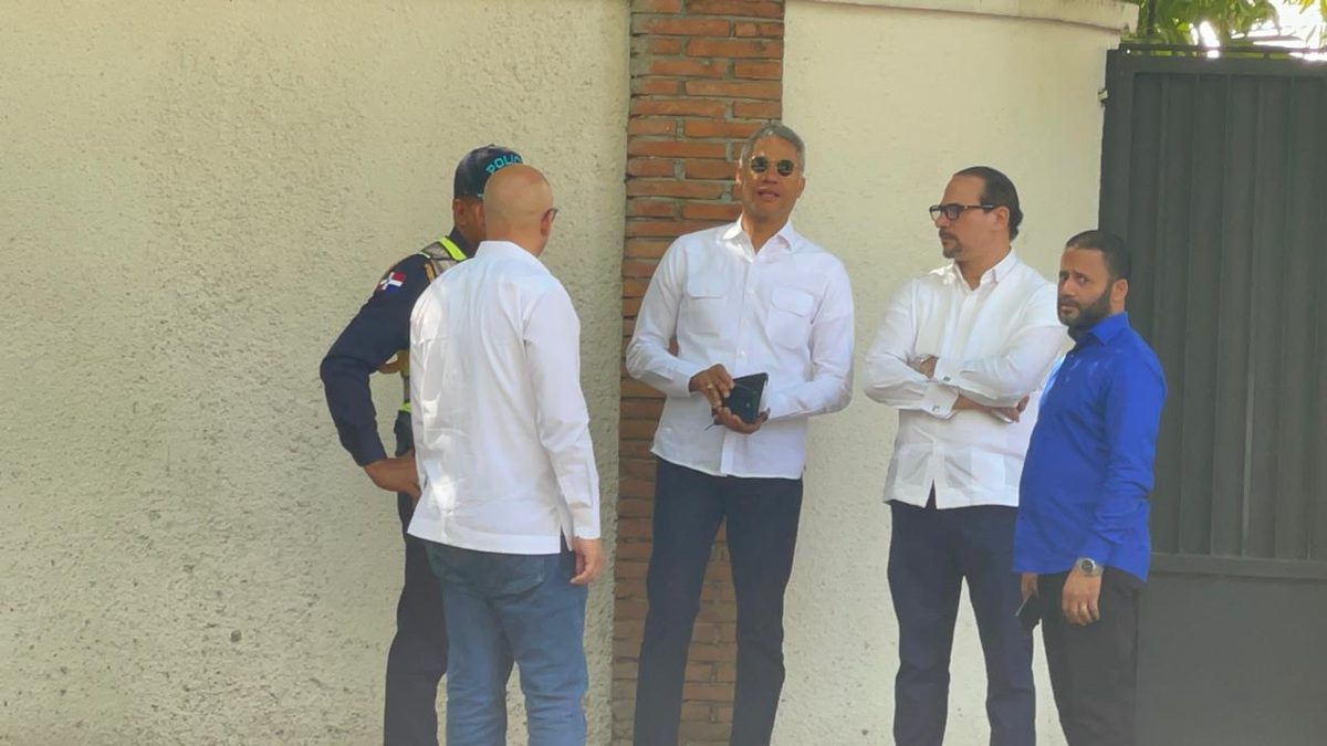 Presidente Luis Abinader juramentando directivos de voluntariados hospitalarios en la Casa Presidencial de Santiago