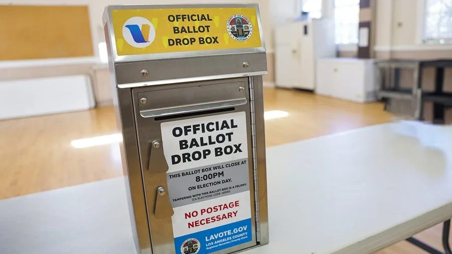 Juez federal con mazo en tribunal durante audiencia sobre votos por correo en California