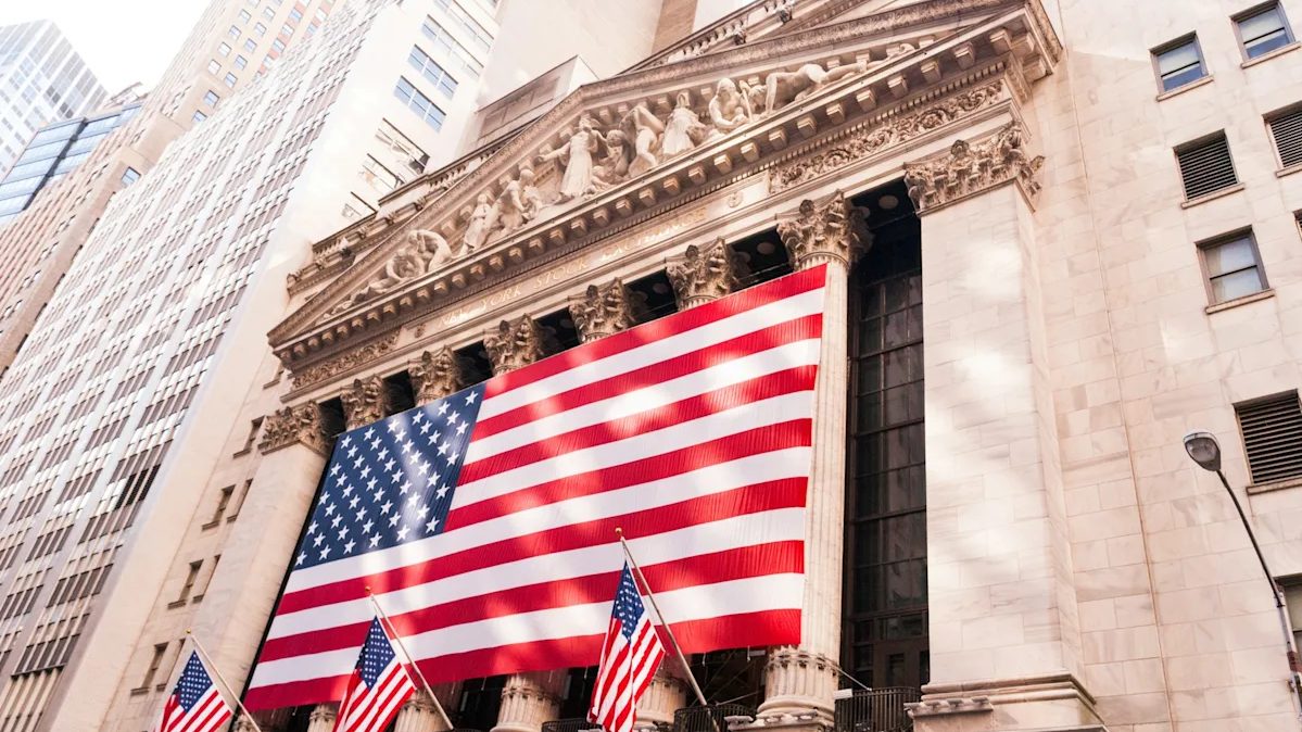 Pantalla del índice Dow Jones mostrando subida de 631 puntos en la apertura de Wall Street este lunes