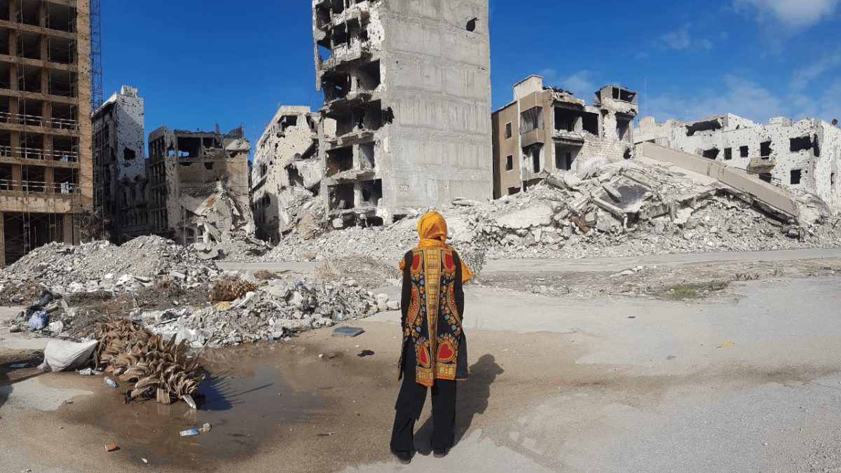 Familia refugiada en alojamiento improvisado durante el invierno en zona de conflicto